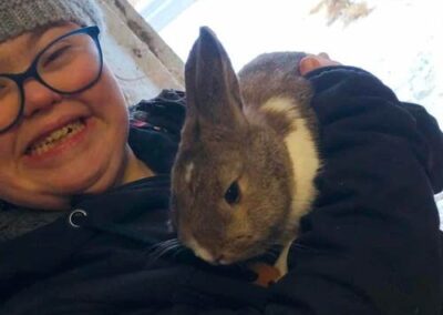 fillete trisomique avec un lapin
